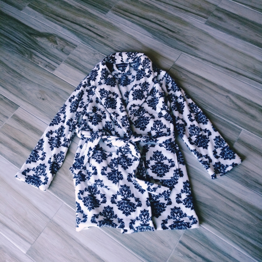 Black & White Size S/M Soft & Cuddly Floral Robe